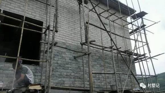 二層農(nóng)村自建別墅氣派十足，甩村里其他自建房一條街