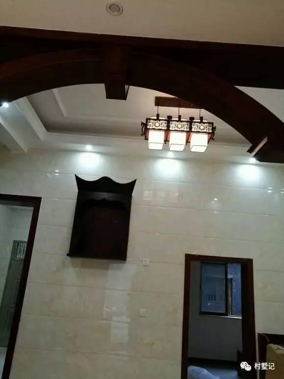 二層農(nóng)村自建別墅氣派十足，甩村里其他自建房一條街