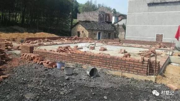 二層農(nóng)村自建別墅氣派十足，甩村里其他自建房一條街