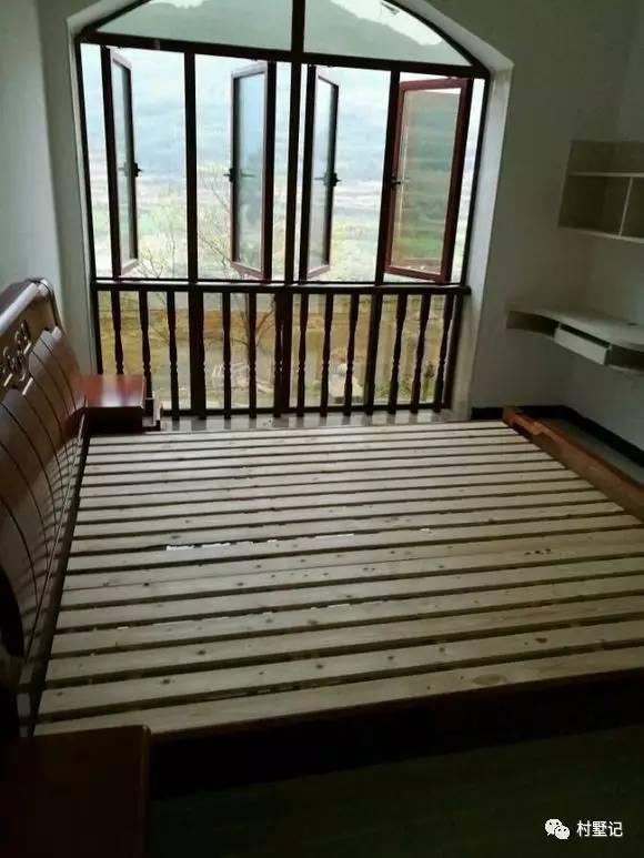 二層農(nóng)村自建別墅氣派十足，甩村里其他自建房一條街