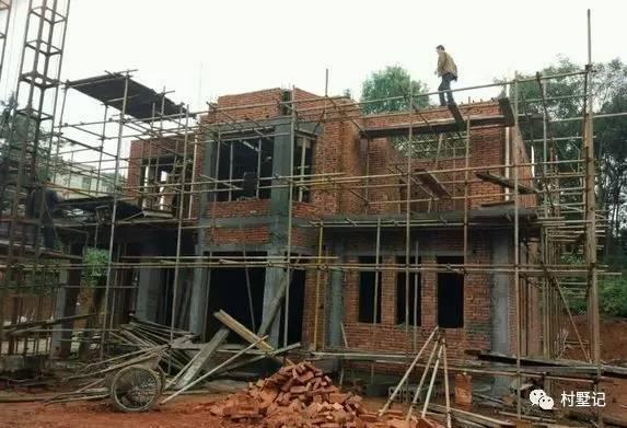 網(wǎng)友直播建房過(guò)程，高顏值農(nóng)村別墅秒殺商品房