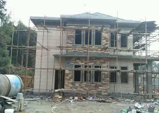 網(wǎng)友直播建房過(guò)程，高顏值農(nóng)村別墅秒殺商品房