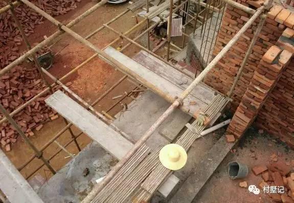 網(wǎng)友直播建房過(guò)程，高顏值農(nóng)村別墅秒殺商品房