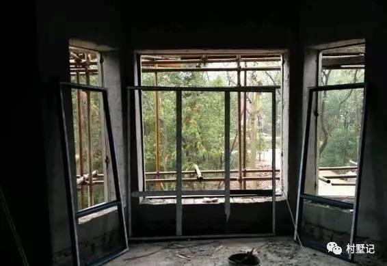 網(wǎng)友直播建房過(guò)程，高顏值農(nóng)村別墅秒殺商品房