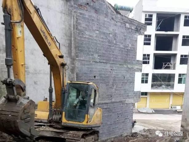 農(nóng)村宅基地兩側(cè)緊挨鄰居，基礎(chǔ)施工咋辦？