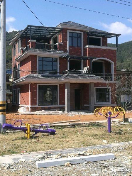 實拍農(nóng)村自建別墅，城里人看完都大跌眼鏡