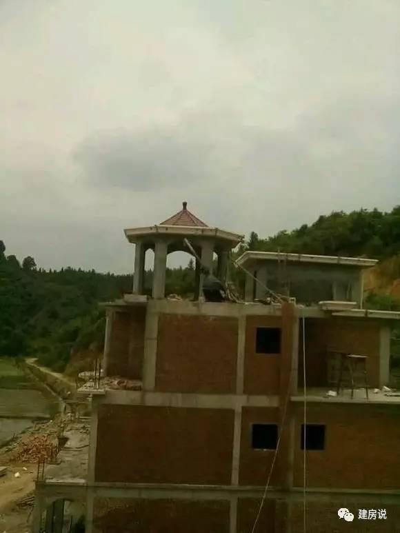 土豪網(wǎng)友建歐式農村別墅，施工水平高，漂亮堪比城堡