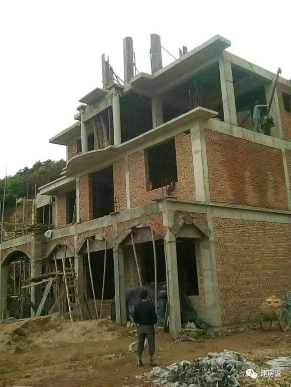 土豪網(wǎng)友建歐式農村別墅，施工水平高，漂亮堪比城堡