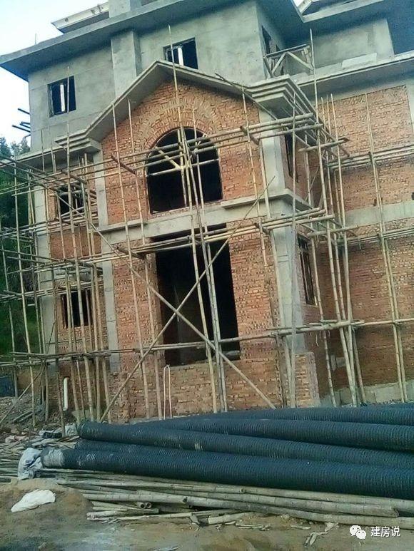 土豪網(wǎng)友建歐式農村別墅，施工水平高，漂亮堪比城堡