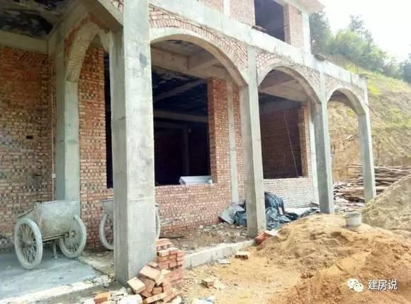 土豪網(wǎng)友建歐式農村別墅，施工水平高，漂亮堪比城堡