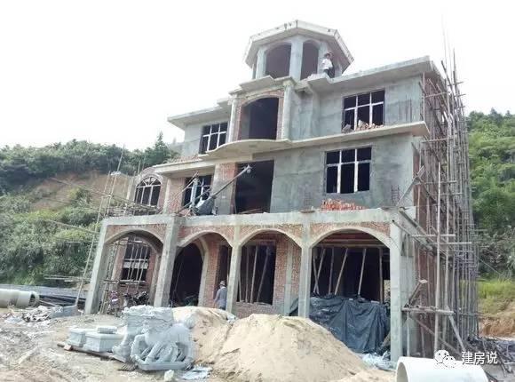 土豪網(wǎng)友建歐式農村別墅，施工水平高，漂亮堪比城堡