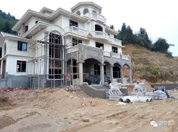 土豪網(wǎng)友建歐式農村別墅，施工水平高，漂亮堪比城堡