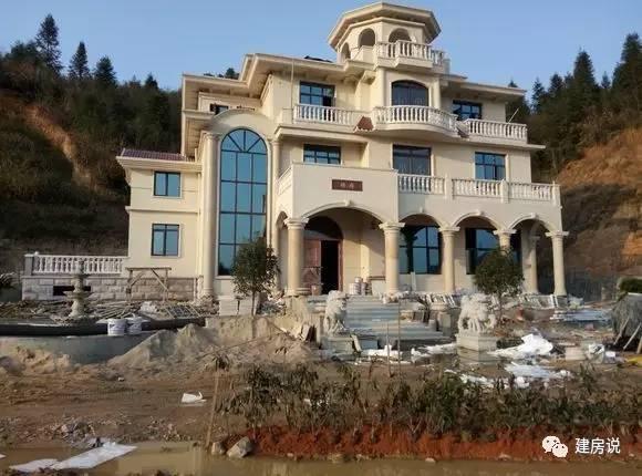 土豪網(wǎng)友建歐式農村別墅，施工水平高，漂亮堪比城堡