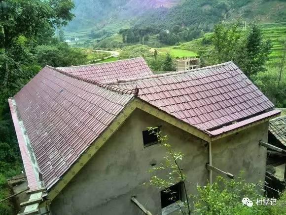 網(wǎng)友花30萬建造農(nóng)村別墅，老家風(fēng)景秀麗但施工水平就……