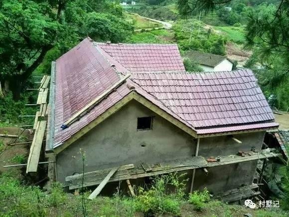 網(wǎng)友花30萬建造農(nóng)村別墅，老家風(fēng)景秀麗但施工水平就……