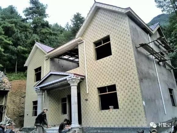 網(wǎng)友花30萬建造農(nóng)村別墅，老家風(fēng)景秀麗但施工水平就……