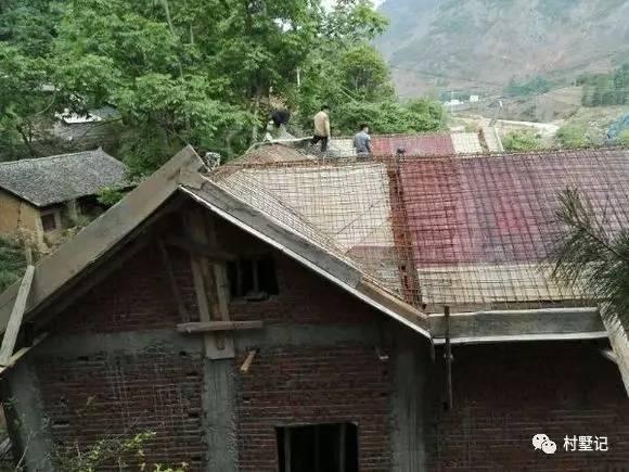 網(wǎng)友花30萬建造農(nóng)村別墅，老家風(fēng)景秀麗但施工水平就……