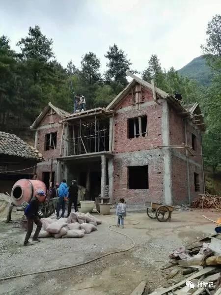 網(wǎng)友花30萬建造農(nóng)村別墅，老家風(fēng)景秀麗但施工水平就……