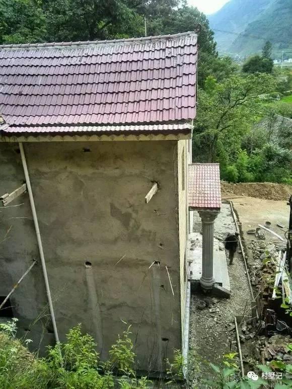 網(wǎng)友花30萬建造農(nóng)村別墅，老家風(fēng)景秀麗但施工水平就……