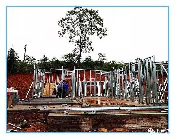 老張回農(nóng)村自己蓋了一棟別墅，花的錢讓城里人都哭了