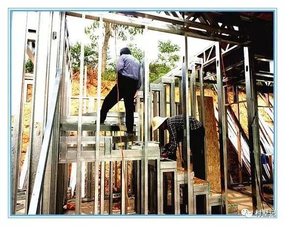 老張回農(nóng)村自己蓋了一棟別墅，花的錢讓城里人都哭了