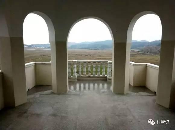 實拍江蘇網(wǎng)友自建農(nóng)村豪華別墅，雄偉大氣不輸城堡你見過嗎