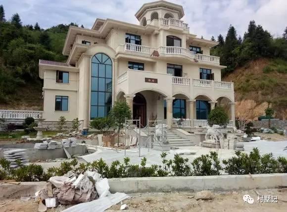 實拍江蘇網(wǎng)友自建農(nóng)村豪華別墅，雄偉大氣不輸城堡你見過嗎