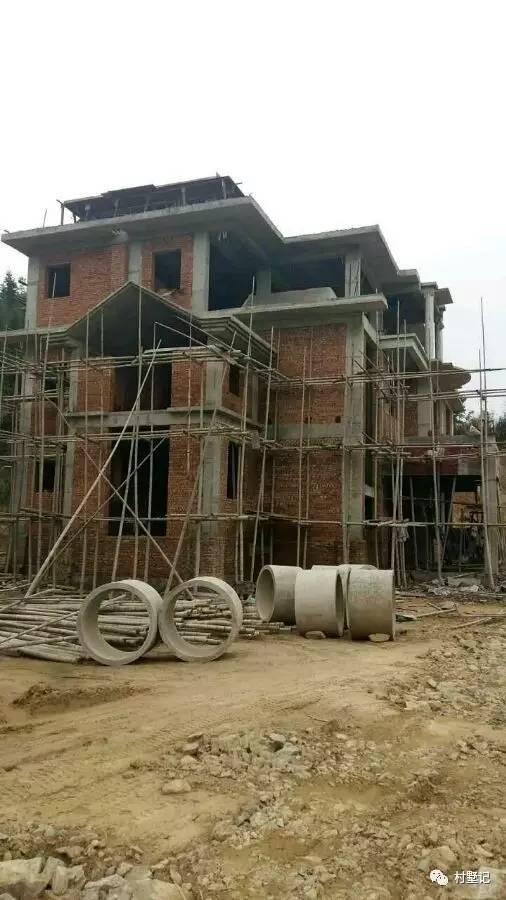 實拍江蘇網(wǎng)友自建農(nóng)村豪華別墅，雄偉大氣不輸城堡你見過嗎