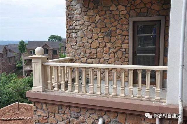 大叔60多歲創(chuàng)業(yè)賣自建房欄桿，3年賺了一棟別墅！