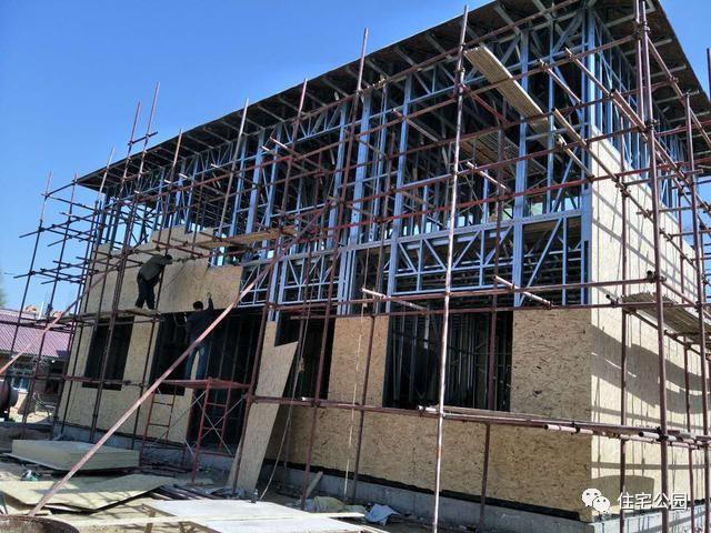 輕鋼別墅到底有什么好, 讓這個(gè)村的老百姓都搶著建? 施工隊(duì)訂單都排到了明年!