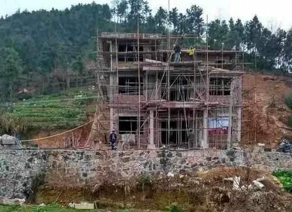 農(nóng)村40萬在山坡自建房, 三層別墅讓人羨慕不已！