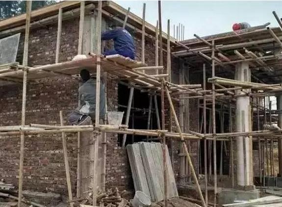 農(nóng)村40萬在山坡自建房, 三層別墅讓人羨慕不已！