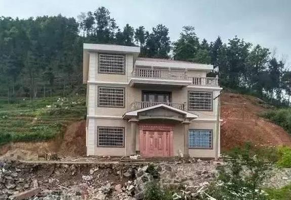 農(nóng)村40萬在山坡自建房, 三層別墅讓人羨慕不已！
