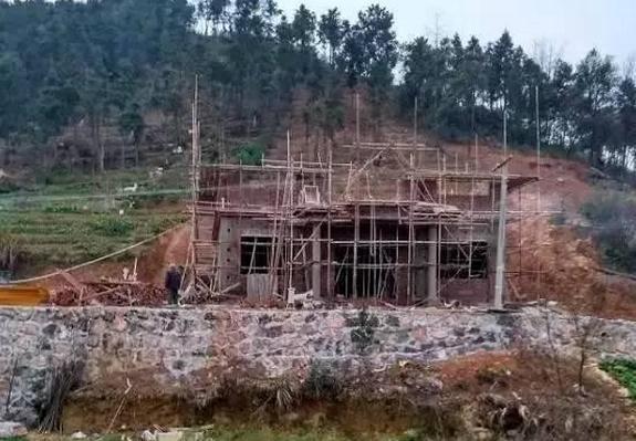 農(nóng)村40萬在山坡自建房, 三層別墅讓人羨慕不已！