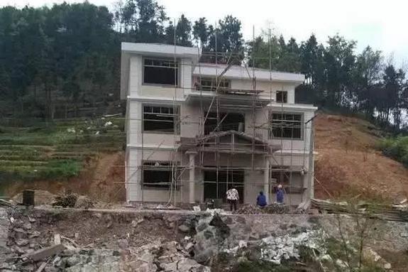 農(nóng)村40萬在山坡自建房, 三層別墅讓人羨慕不已！
