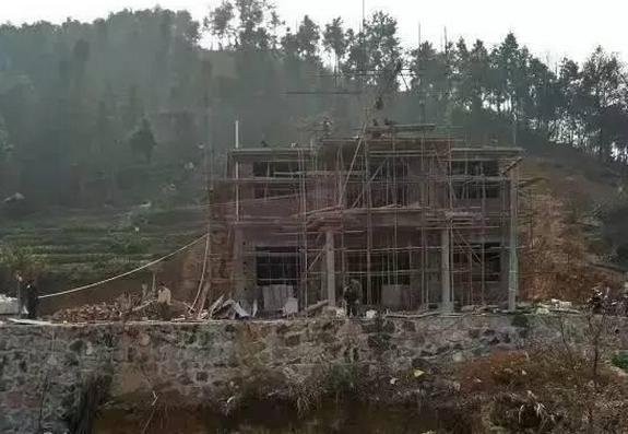 農(nóng)村40萬在山坡自建房, 三層別墅讓人羨慕不已！