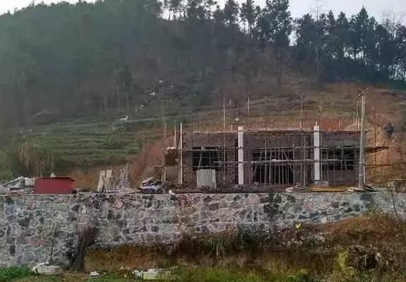 農(nóng)村40萬在山坡自建房, 三層別墅讓人羨慕不已！