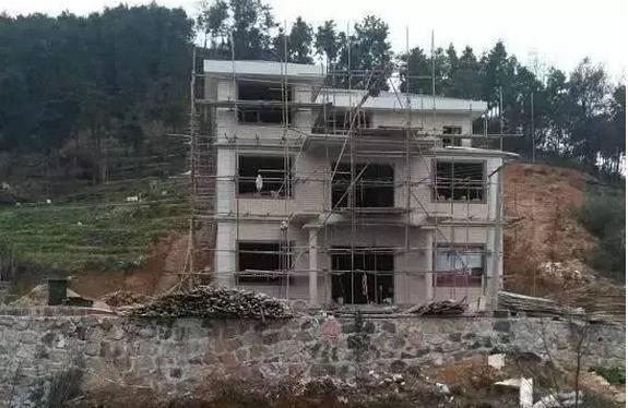 農(nóng)村40萬在山坡自建房, 三層別墅讓人羨慕不已！