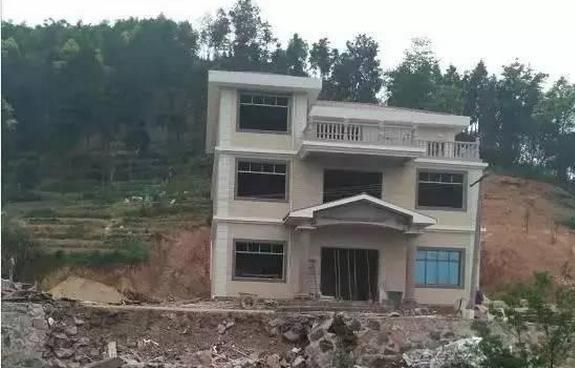 農(nóng)村40萬在山坡自建房, 三層別墅讓人羨慕不已！