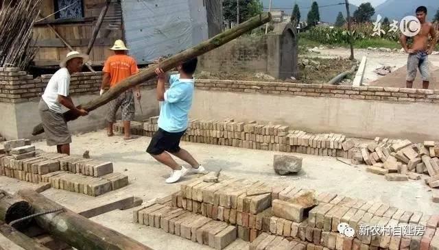 農(nóng)村的建筑施工隊(duì)，和他們建的房子