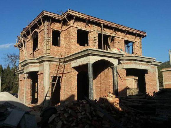 房子建了大半年，婆家那邊硬是不肯開后門，只能堵上了