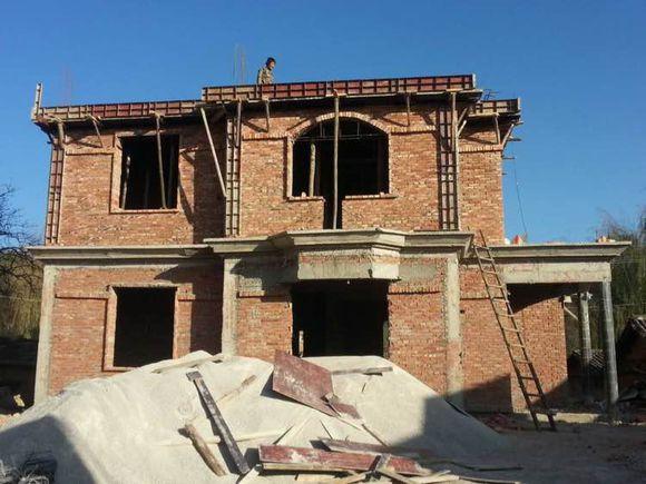 房子建了大半年，婆家那邊硬是不肯開后門，只能堵上了