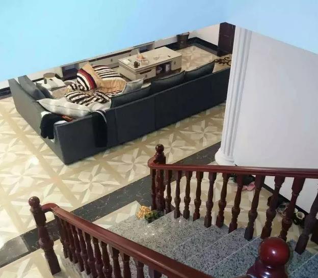 不聽媽媽的話，執(zhí)意嫁給鳳凰男，看到他們家的房子終于哭了