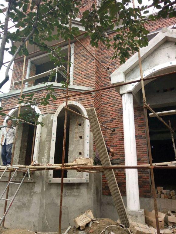 因?yàn)楦F相親被嫌棄，5年后逆襲回鄉(xiāng)建豪宅