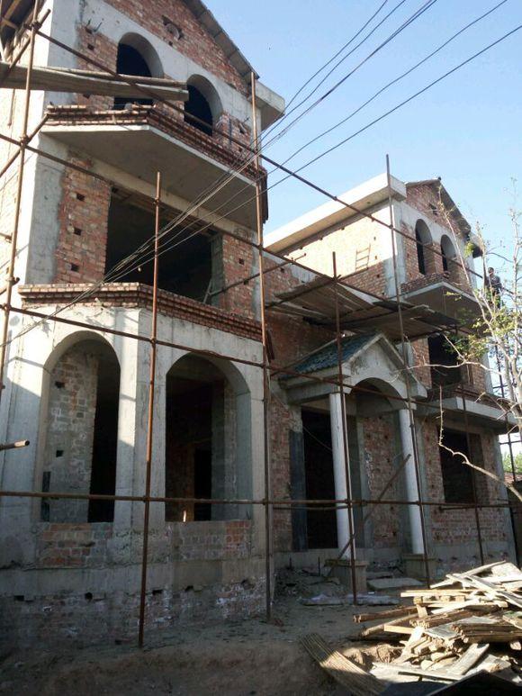 因?yàn)楦F相親被嫌棄，5年后逆襲回鄉(xiāng)建豪宅