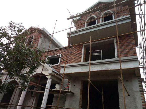 因?yàn)楦F相親被嫌棄，5年后逆襲回鄉(xiāng)建豪宅