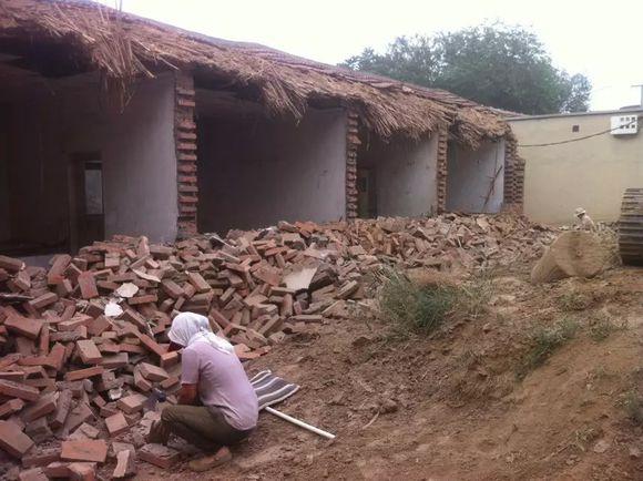 因?yàn)楦F相親被嫌棄，5年后逆襲回鄉(xiāng)建豪宅