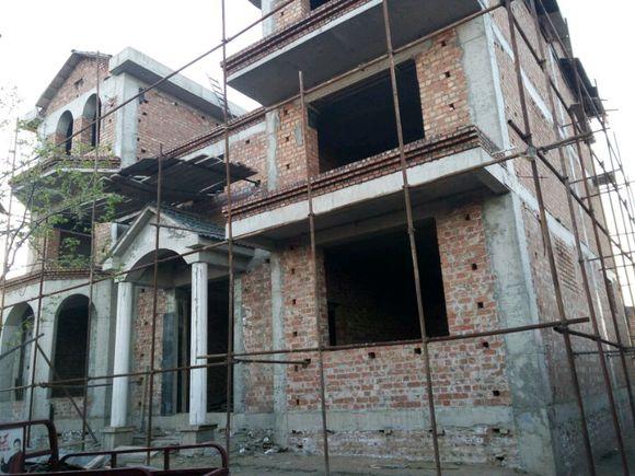 因?yàn)楦F相親被嫌棄，5年后逆襲回鄉(xiāng)建豪宅