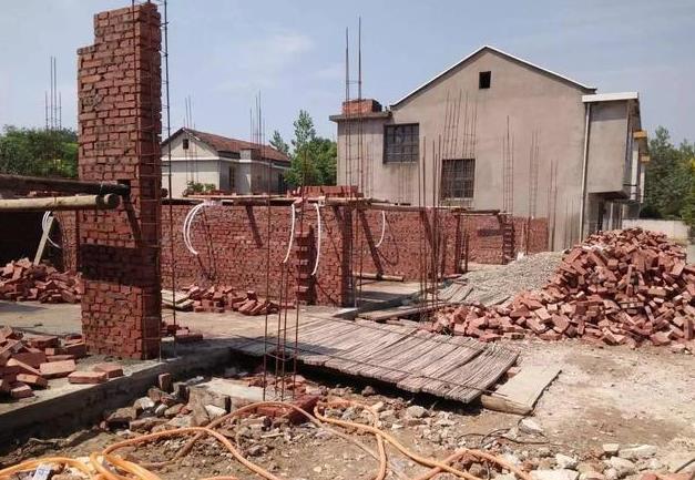 兄弟一起建別墅，35萬一人一棟，這下公平了