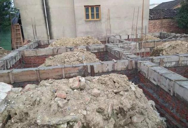 兄弟一起建別墅，35萬一人一棟，這下公平了